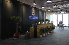 將裝飾色彩與傳統(tǒng)辦公設計相結(jié)合的室內(nèi)照明,。
